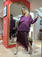 T-shirt Ilana prune porté avec jupe asymétrique