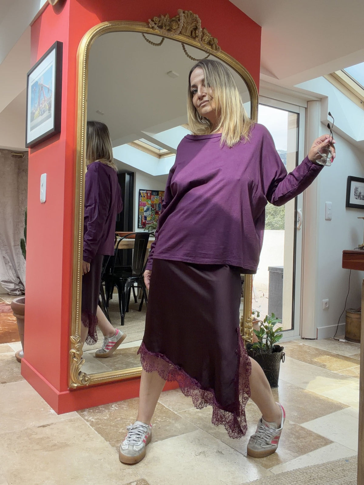 T-shirt Ilana prune porté avec jupe asymétrique
