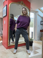 T-shirt Ilana prune porté avec pantalon gris, vue de face