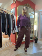 T-shirt Ilana prune et pantalon worker Josie prune, avec ceinture cloutée et chaussures à talons bordeaux