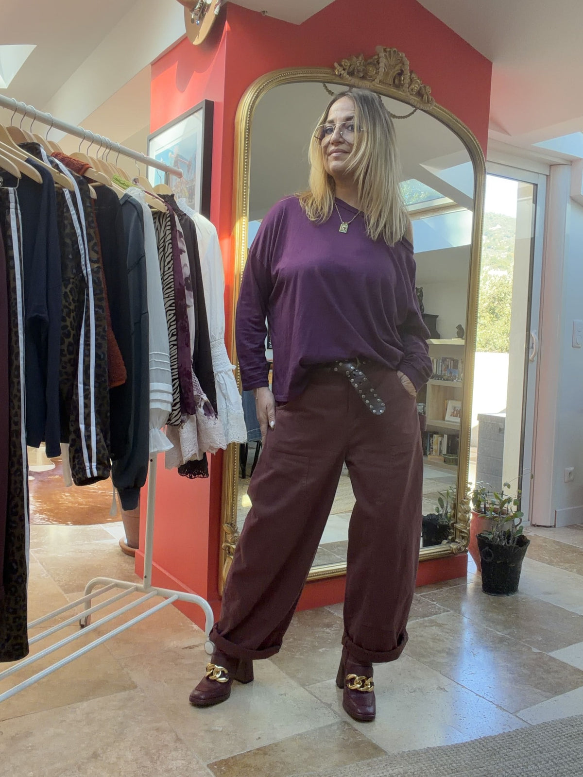 T-shirt Ilana prune et pantalon worker Josie prune, avec ceinture cloutée et chaussures à talons bordeaux