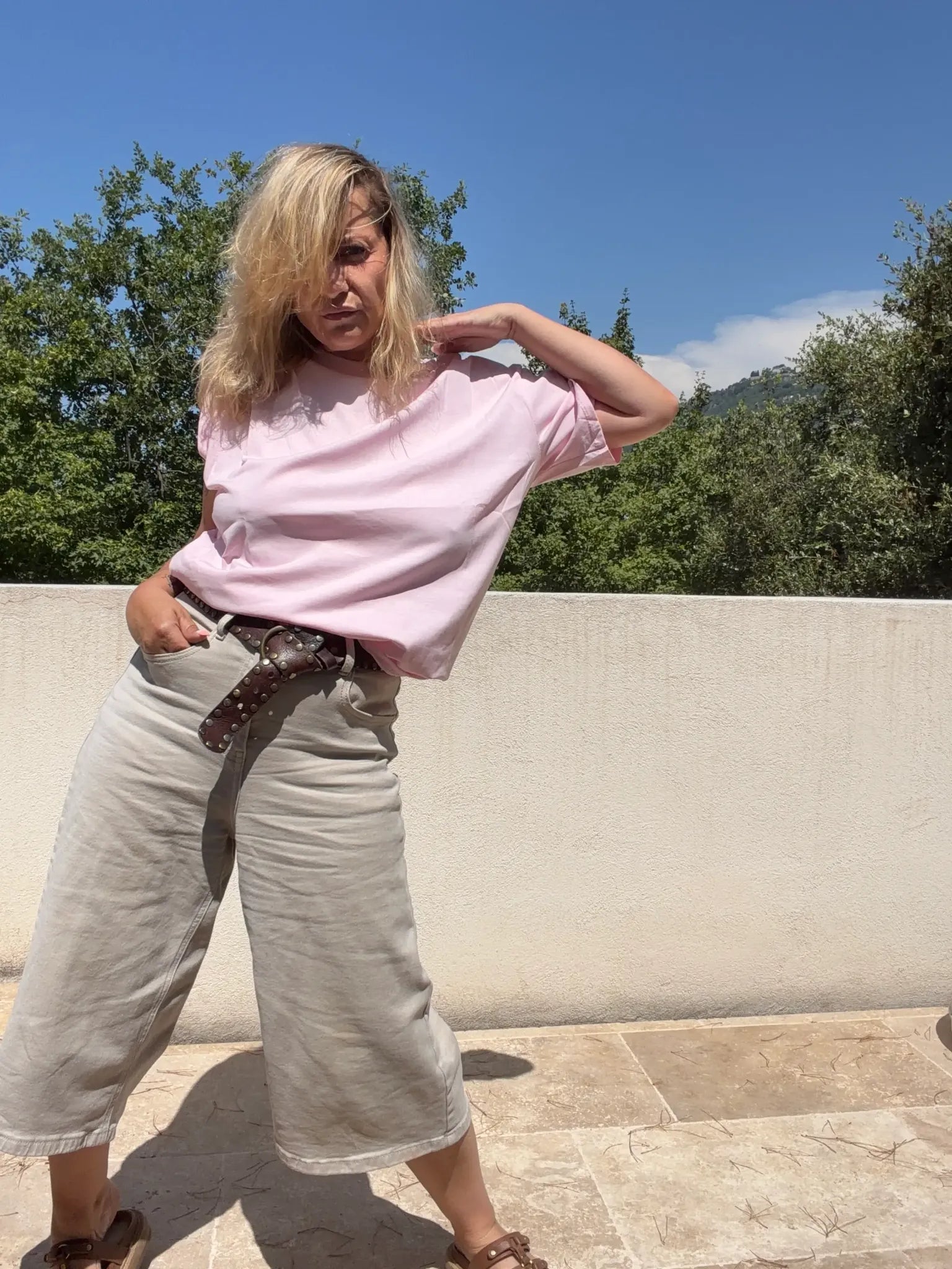 T-shirt Jane rose en coton porté avec bermuda Rachel vue de face