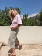 T-shirt Jane rose en coton avec manche asymétrique vue de profil