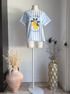 T-shirt Lia rayé bleu et blanc avec motif citrons vue de face
