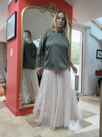 T-shirt manches longues Ilana kaki, vue de face avec jupe blanche