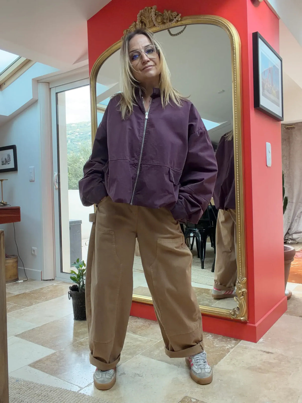 Veste Lola bordeaux portée de face, coupe ample et fermeture zippée